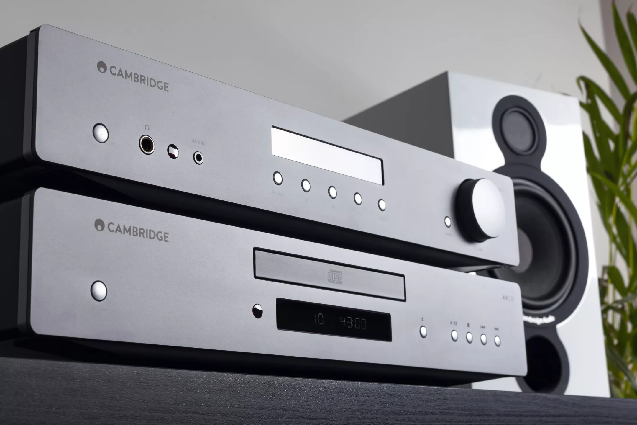 Cambridge Audio AXA35インテグレーテッドアンプとAXC35 CDプレーヤーのクローズアップ