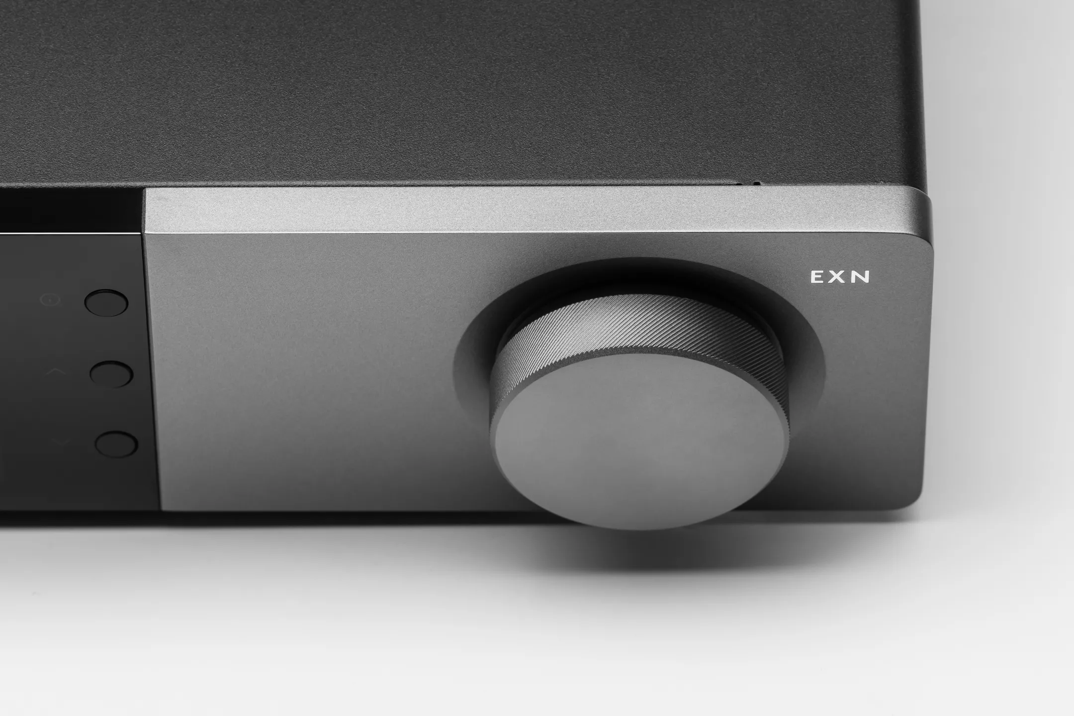 EXN100 ボリュームノブとマットグレー・フロントパネルのクローズアップ