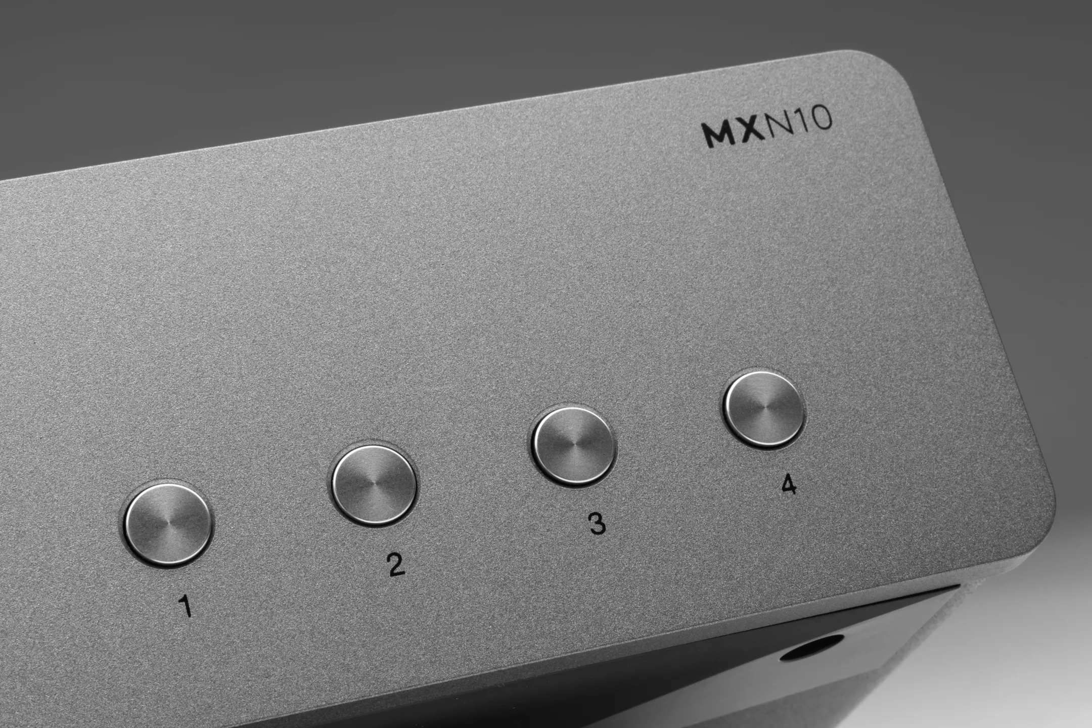MXN10 フロントパネルのプリセットボタンのクローズアップ